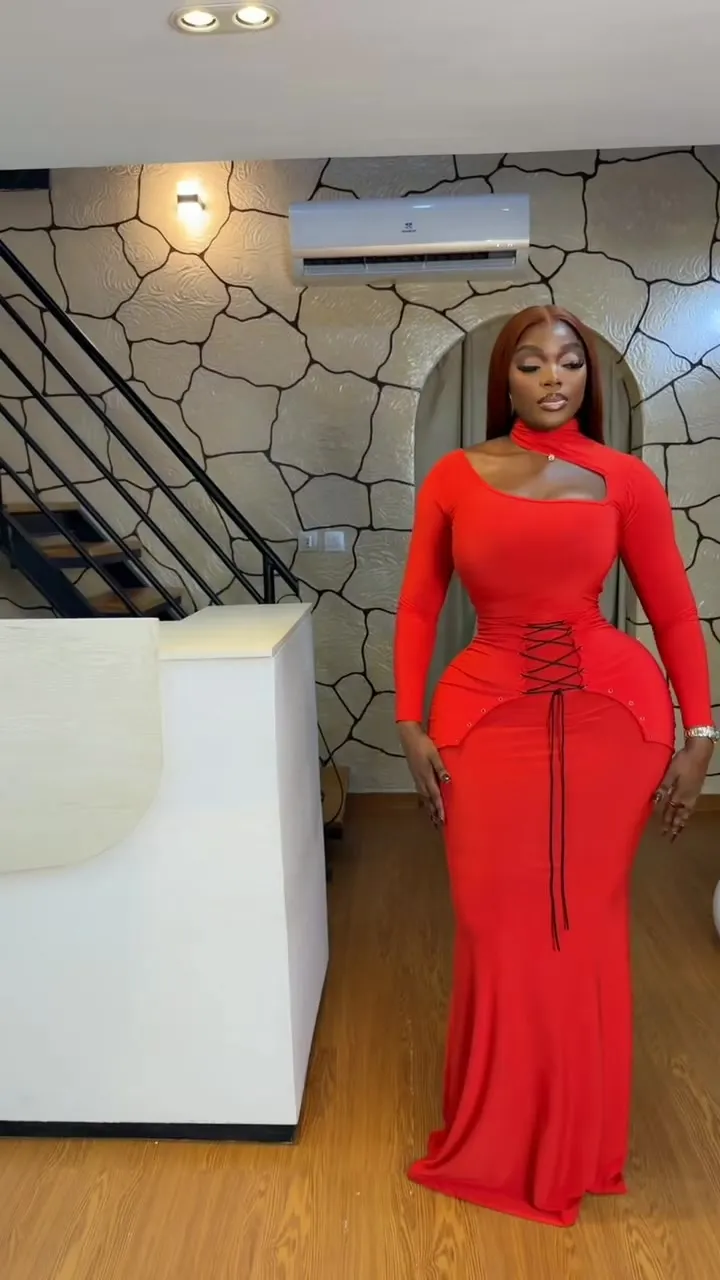 Robe rouge ajustée à découpe, portée en boutique